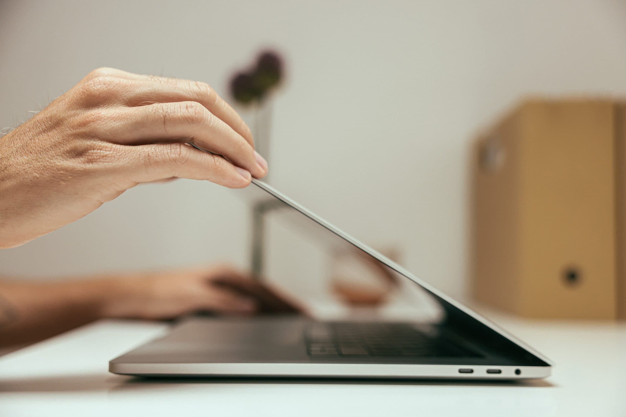 Computer reparatie werkplek met gereedschap