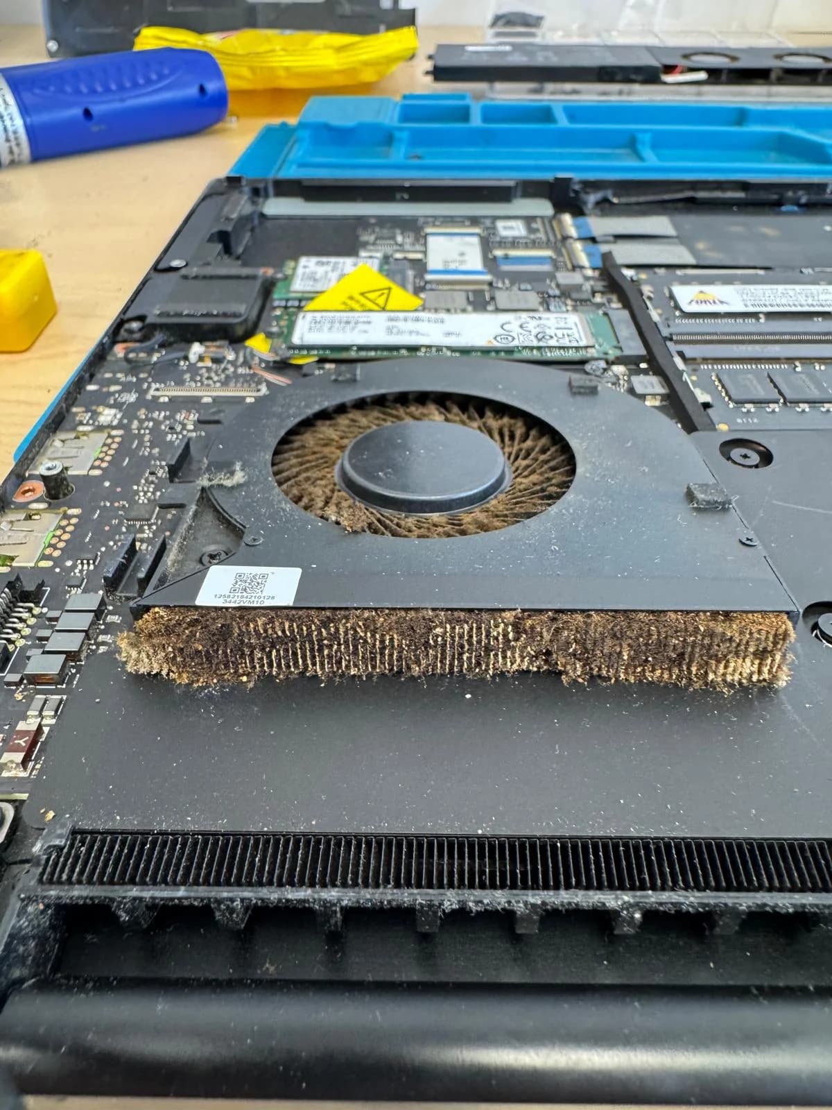 Laptop met flink stof in koeling — waarom onderhoud nodig is